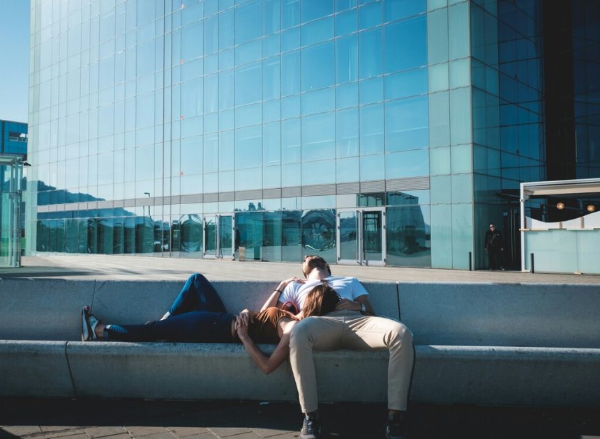Los novios siempre han aspirado a compartir sus vidas bajo el mismo techo. Hasta que llegaron las parejas TIL y LAT